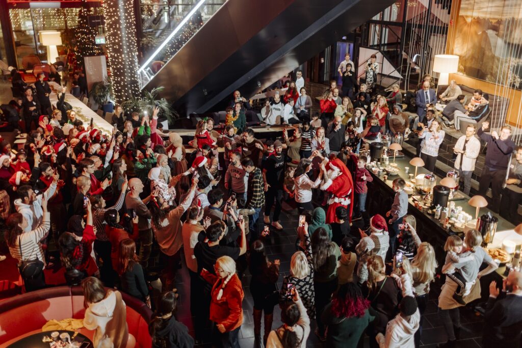 Folk som firar Jul tillsammans.